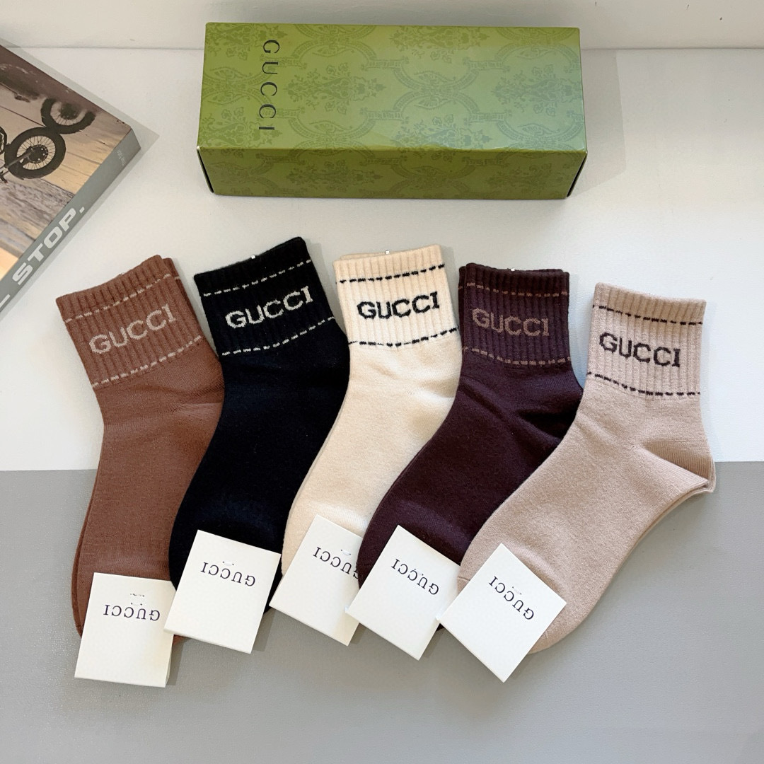 配包装（一盒5双） 
🌟 Gucci（古奇）超火爆高版本羊绒面料经典中筒袜子，个性时尚百搭款，！你值得拥