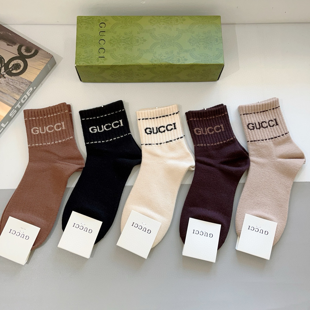 配包装（一盒5双） 
🌟 Gucci（古奇）超火爆高版本羊绒面料经典中筒袜子，个性时尚百搭款，！你值得拥