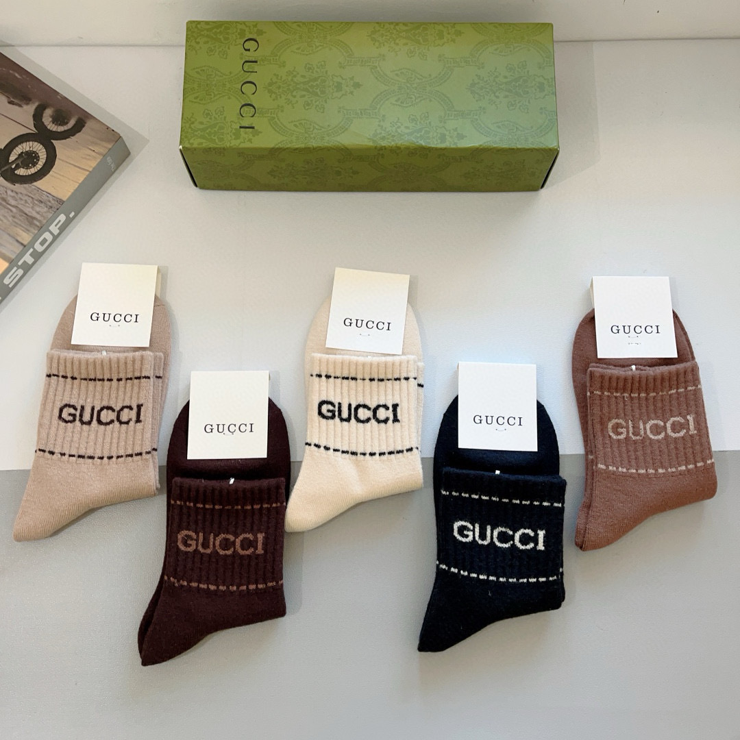 配包装（一盒5双） 
🌟 Gucci（古奇）超火爆高版本羊绒面料经典中筒袜子，个性时尚百搭款，！你值得拥