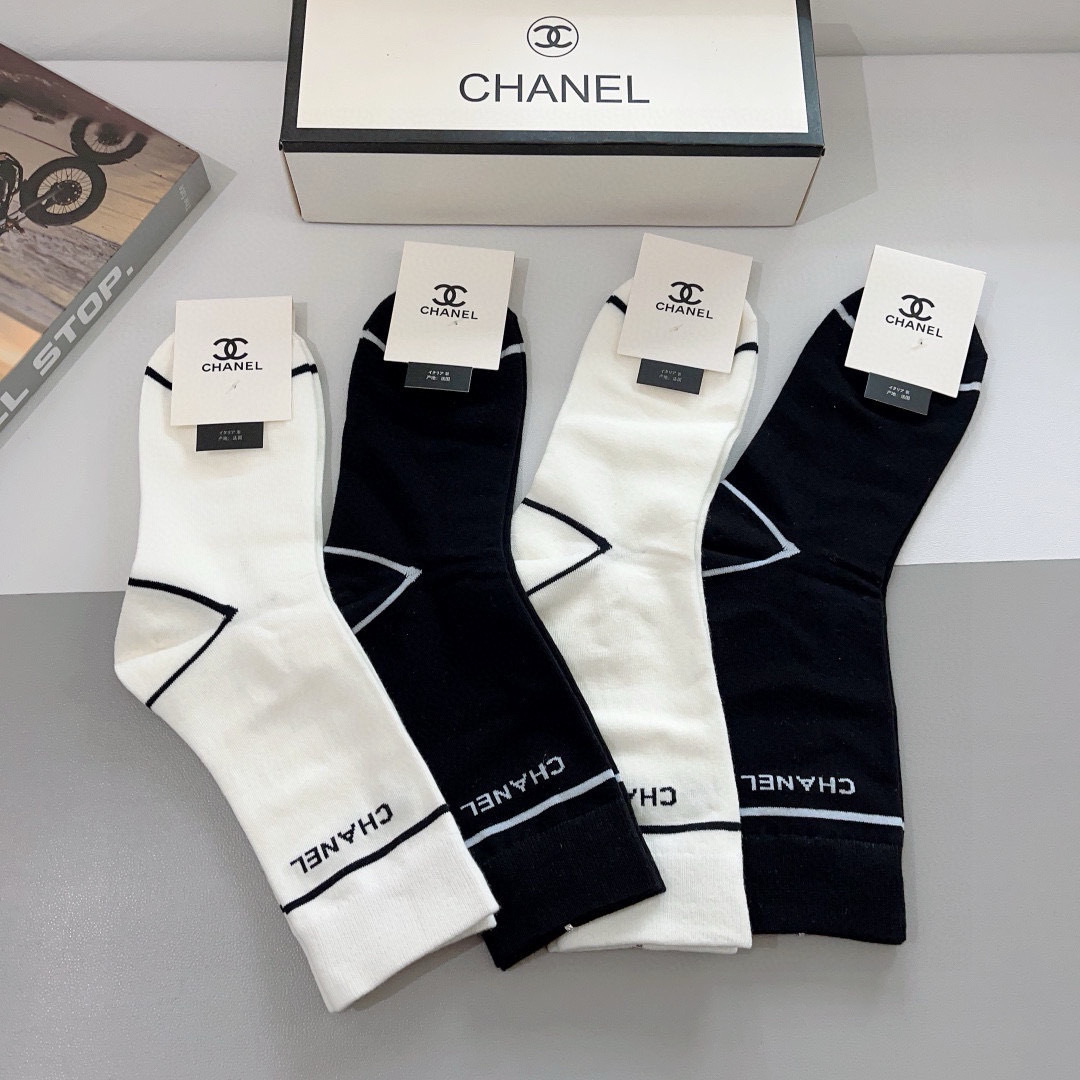 配包装（一盒4双）
CHANEL 香奈儿经典袜子❗️高版本纯棉材质柔软，秒杀市场普通货，经典的双C图案l
