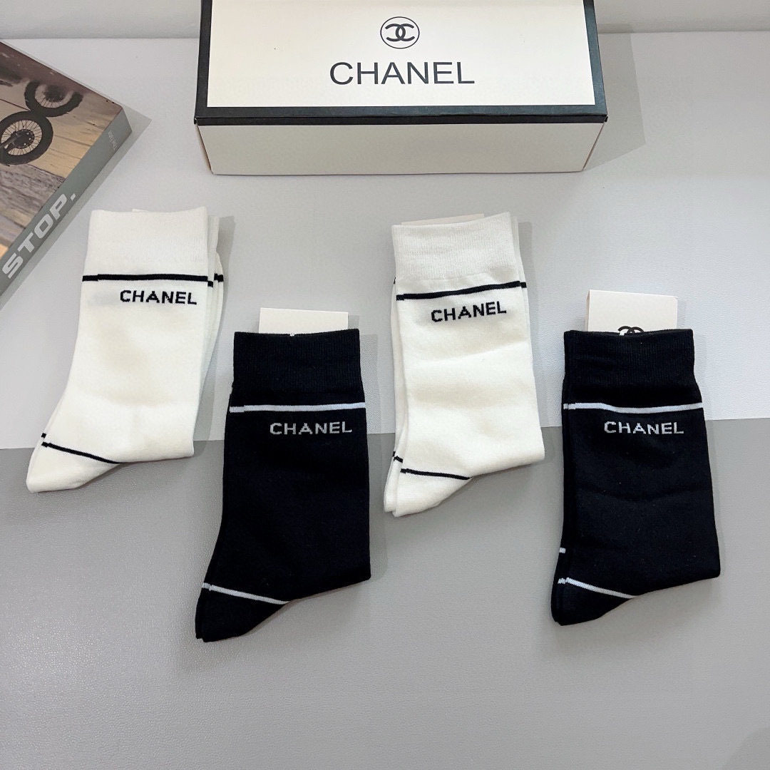 配包装（一盒4双）
CHANEL 香奈儿经典袜子❗️高版本纯棉材质柔软，秒杀市场普通货，经典的双C图案l