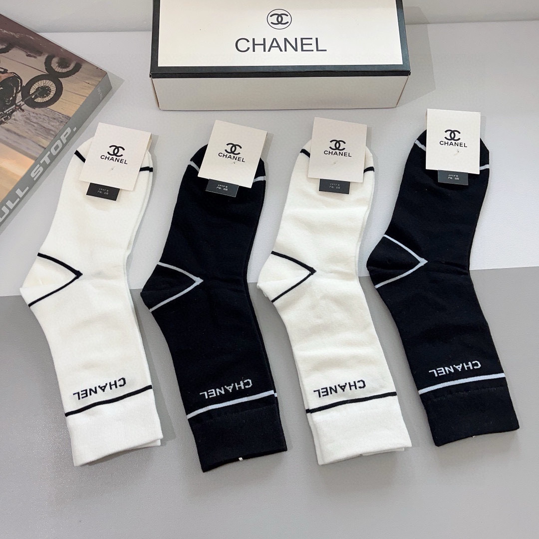 配包装（一盒4双）
CHANEL 香奈儿经典袜子❗️高版本纯棉材质柔软，秒杀市场普通货，经典的双C图案l