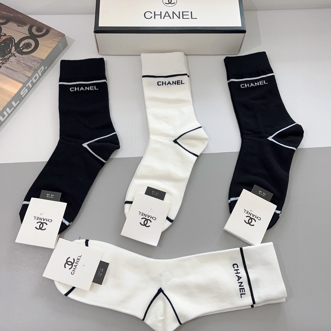 配包装（一盒4双）
CHANEL 香奈儿经典袜子❗️高版本纯棉材质柔软，秒杀市场普通货，经典的双C图案l