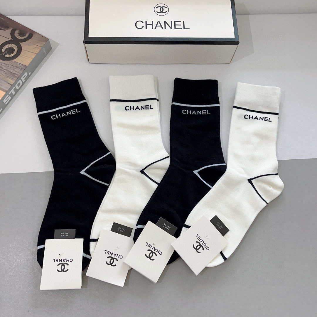 配包装（一盒4双）
CHANEL 香奈儿经典袜子❗️高版本纯棉材质柔软，秒杀市场普通货，经典的双C图案l