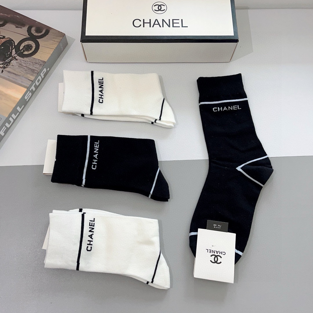 配包装（一盒4双）
CHANEL 香奈儿经典袜子❗️高版本纯棉材质柔软，秒杀市场普通货，经典的双C图案l
