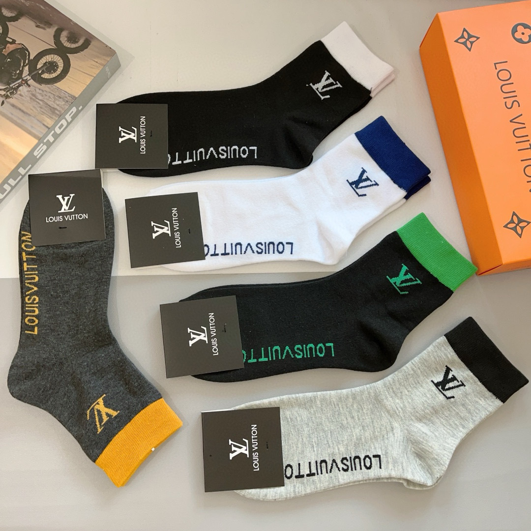 配包装（一盒5双）
 🌟 LV 路易威登 经典男款纯棉袜子，潮人必备 经典字母logo中筒袜，超柔软材质