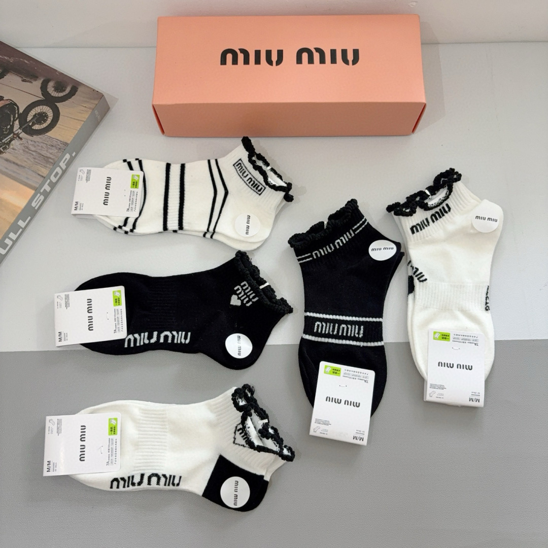 配包装【一盒5双】
miumiu · 缪缪 新款网红袜子❗️短筒船袜。纯棉材质，轻薄柔软透气，四季通用，