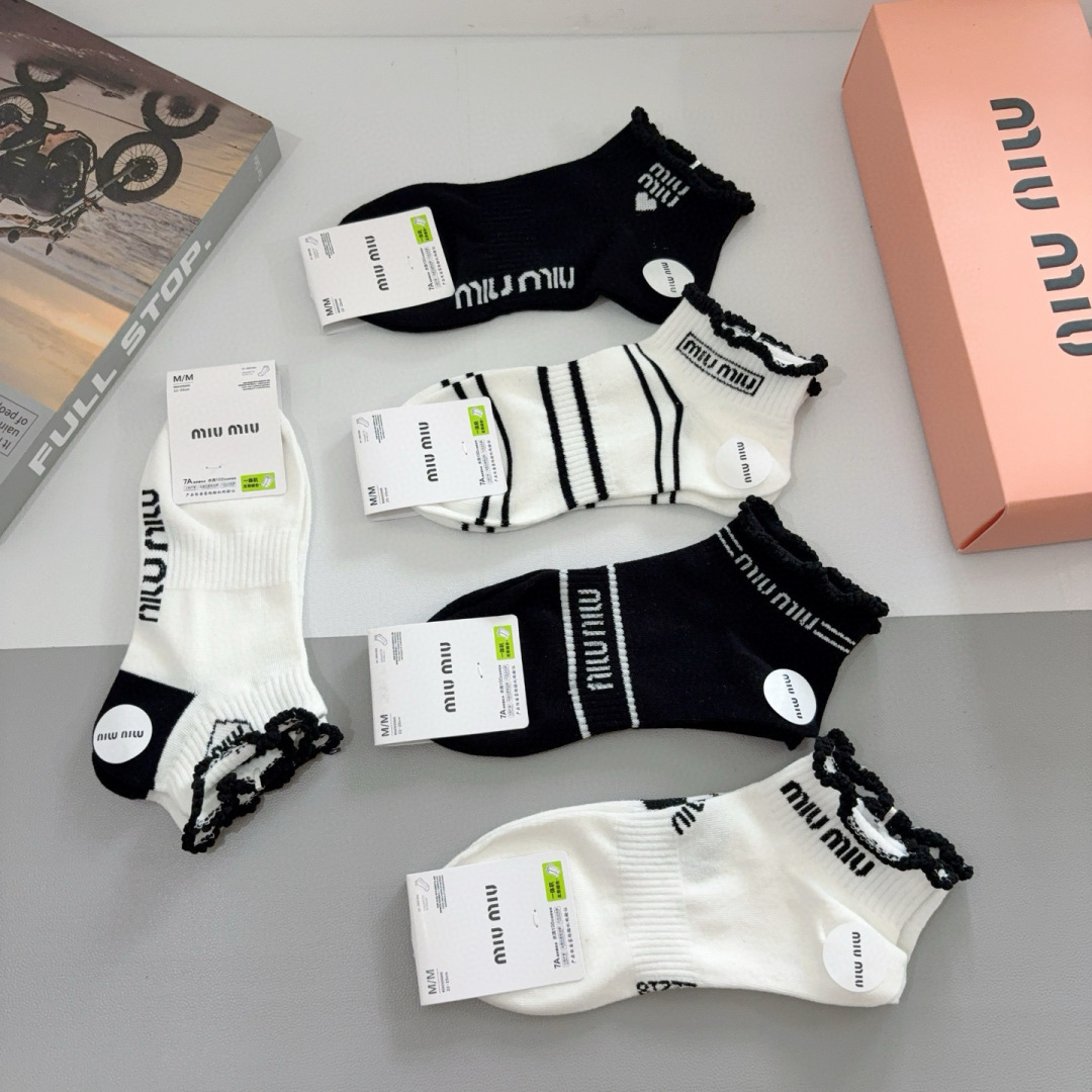 配包装【一盒5双】
miumiu · 缪缪 新款网红袜子❗️短筒船袜。纯棉材质，轻薄柔软透气，四季通用，