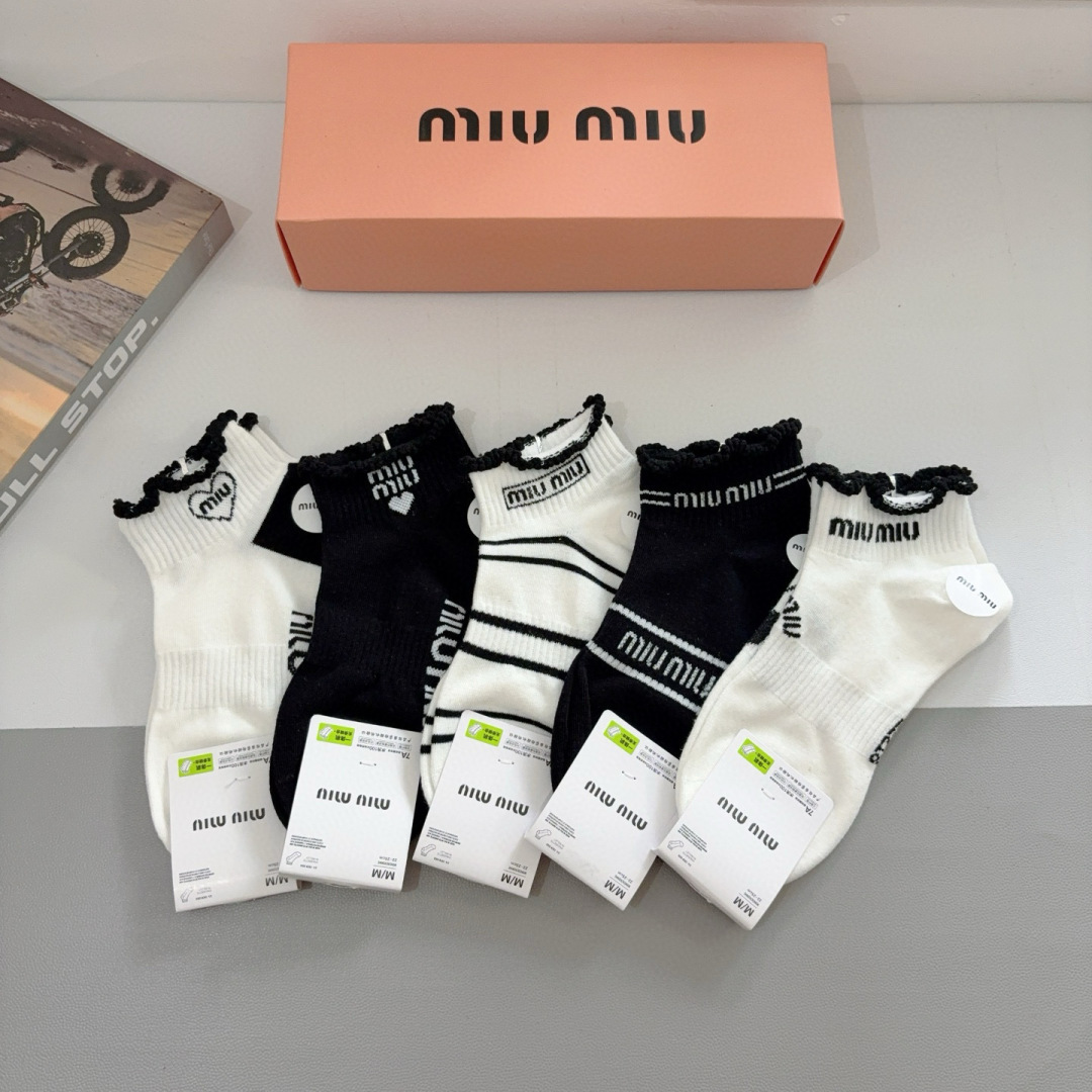 配包装【一盒5双】
miumiu · 缪缪 新款网红袜子❗️短筒船袜。纯棉材质，轻薄柔软透气，四季通用，