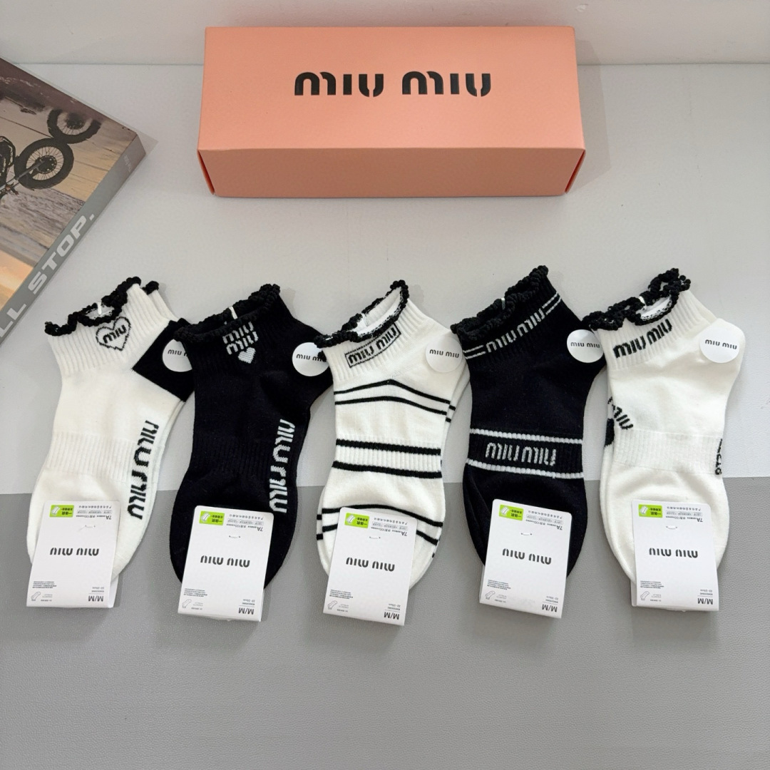 配包装【一盒5双】
miumiu · 缪缪 新款网红袜子❗️短筒船袜。纯棉材质，轻薄柔软透气，四季通用，