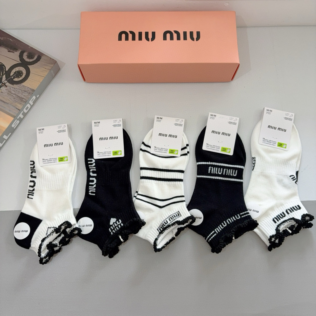 配包装【一盒5双】
miumiu · 缪缪 新款网红袜子❗️短筒船袜。纯棉材质，轻薄柔软透气，四季通用，