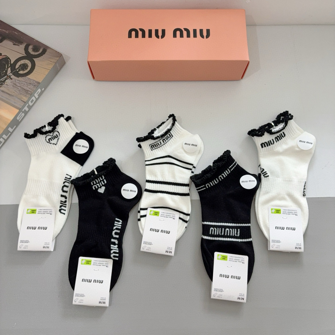 配包装【一盒5双】
miumiu · 缪缪 新款网红袜子❗️短筒船袜。纯棉材质，轻薄柔软透气，四季通用，