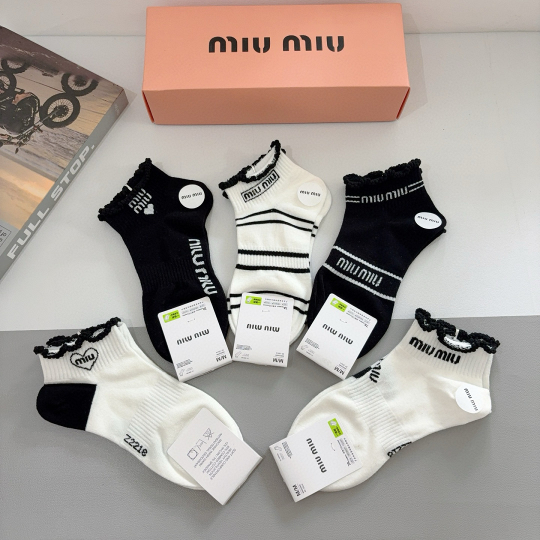 配包装【一盒5双】
miumiu · 缪缪 新款网红袜子❗️短筒船袜。纯棉材质，轻薄柔软透气，四季通用，