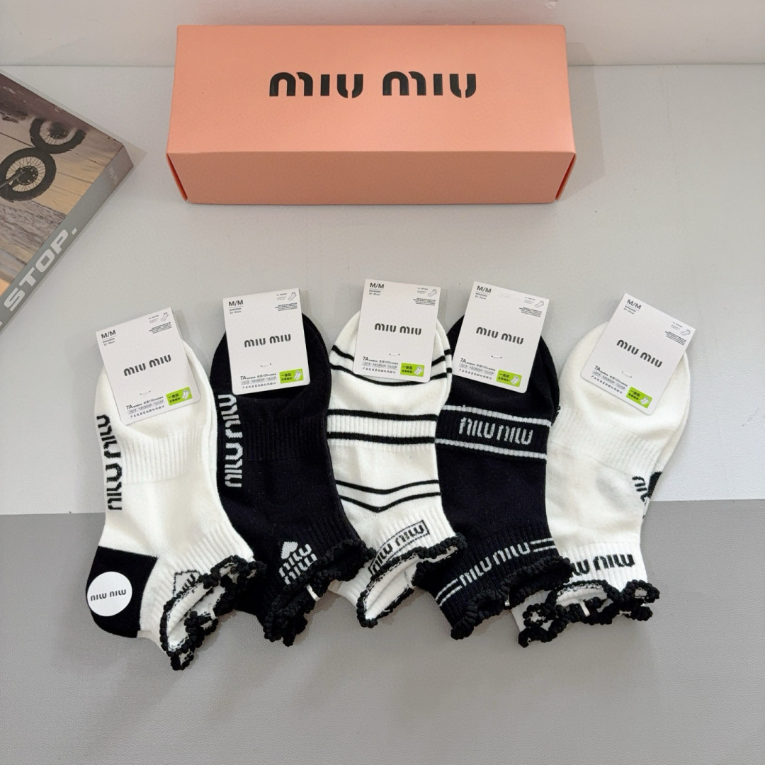 配包装【一盒5双】
miumiu · 缪缪 新款网红袜子❗️短筒船袜。纯棉材质，轻薄柔软透气，四季通用，