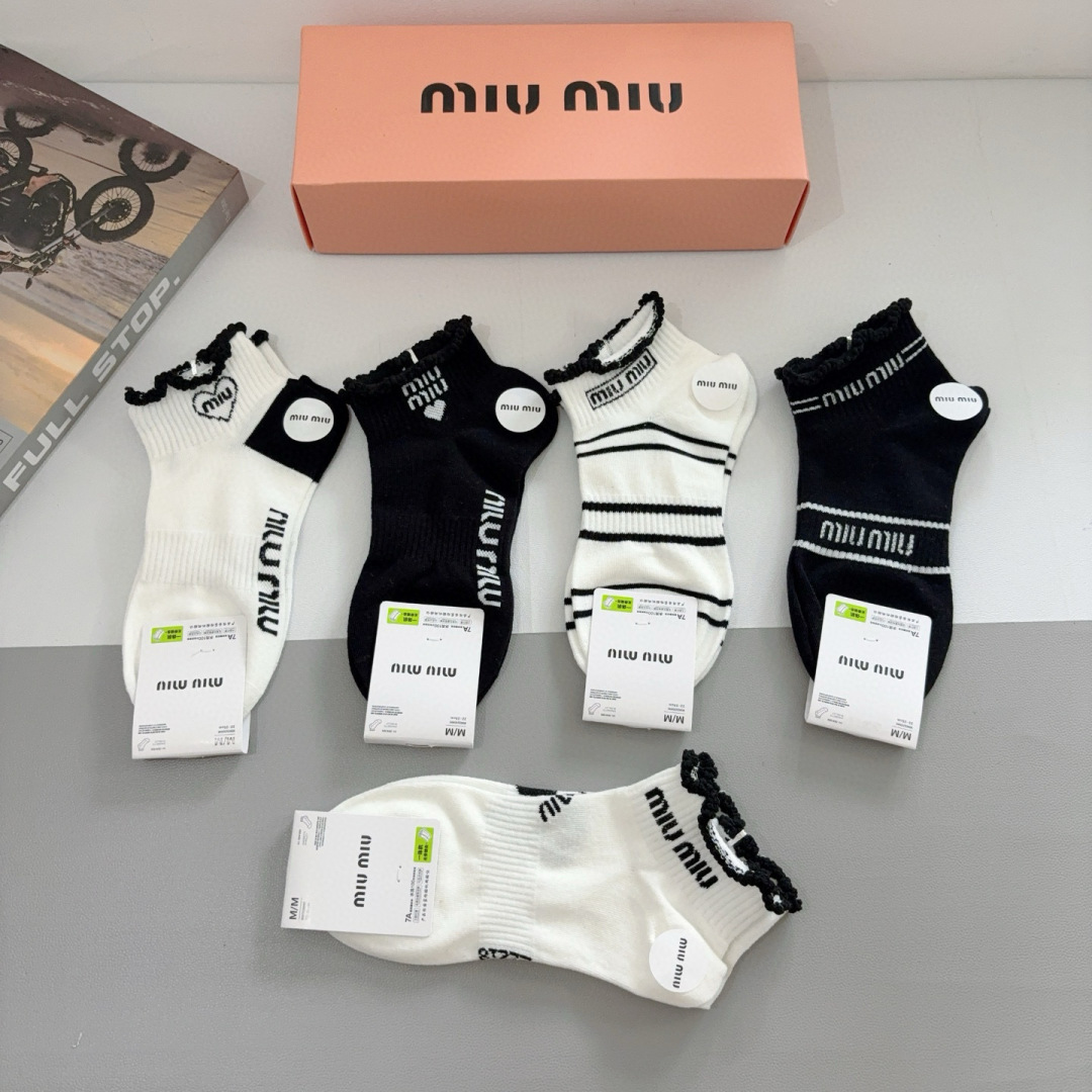 配包装【一盒5双】
miumiu · 缪缪 新款网红袜子❗️短筒船袜。纯棉材质，轻薄柔软透气，四季通用，