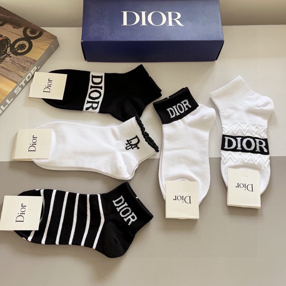 配包装（一盒5双） Dior 迪奥2024新款小腿袜子！纯棉面料，火爆Ｄ字母图案，专柜同步中短筒袜子，💛