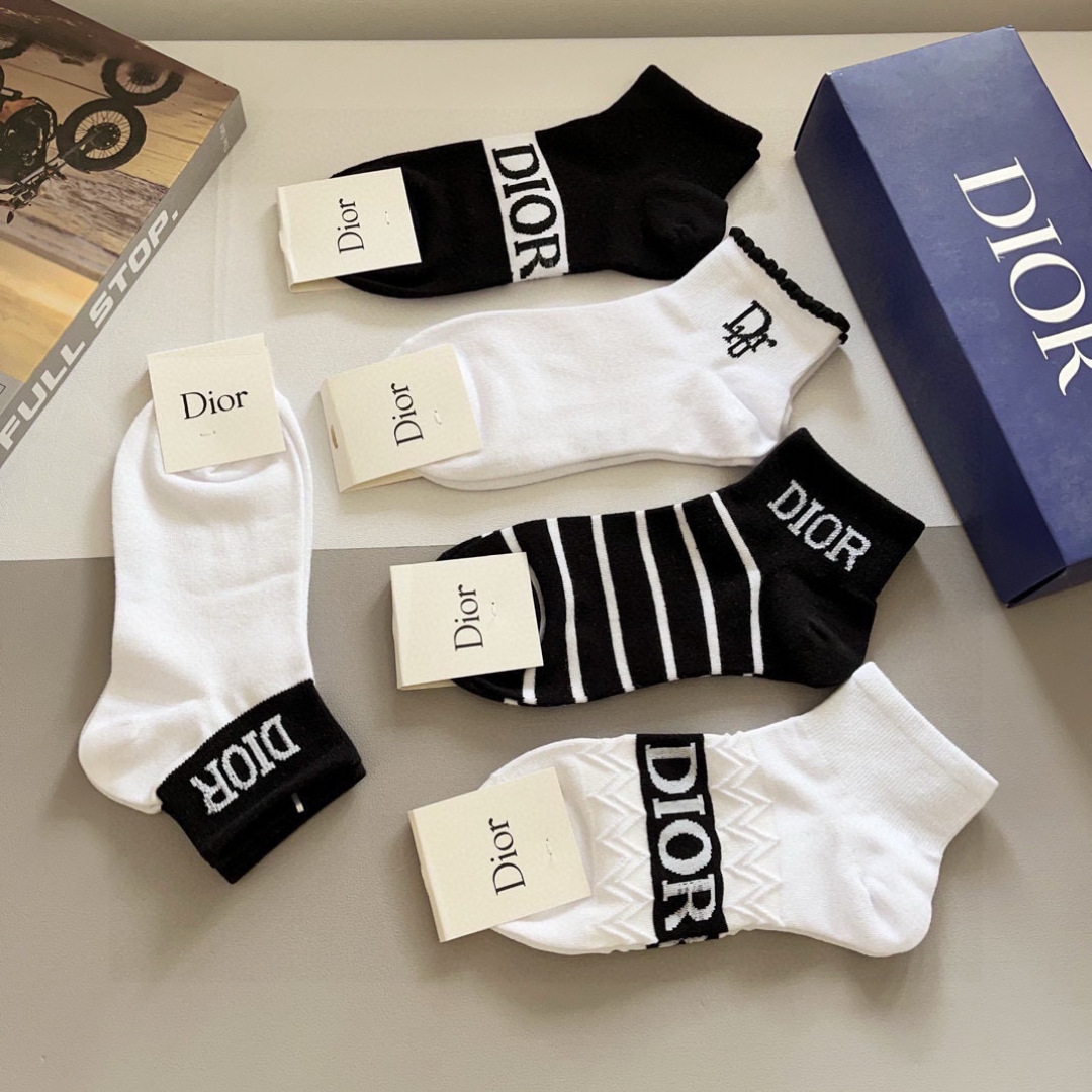 配包装（一盒5双） Dior 迪奥2024新款小腿袜子！纯棉面料，火爆Ｄ字母图案，专柜同步中短筒袜子，💛