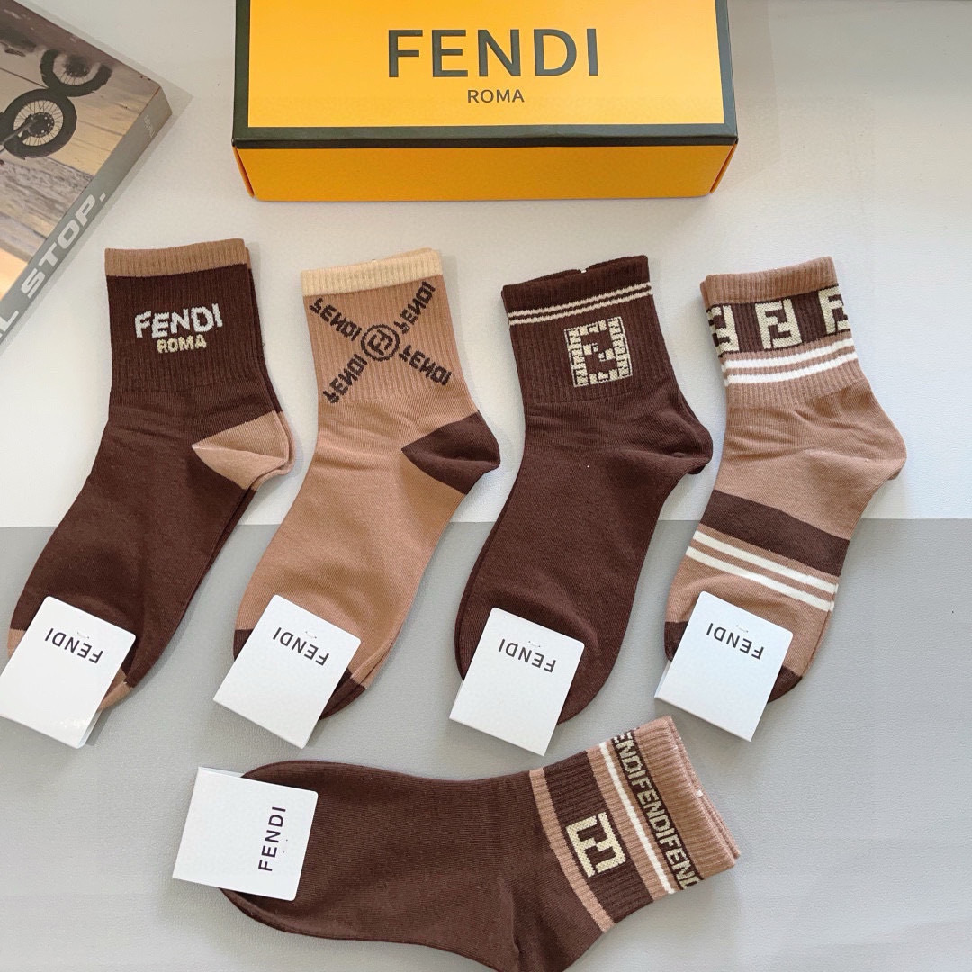配包装（一盒5双）
FENDI  芬迪  字母双Ｆ爆款中筒袜，纯棉面料， 专柜同款 💓纯棉面料，实用好穿