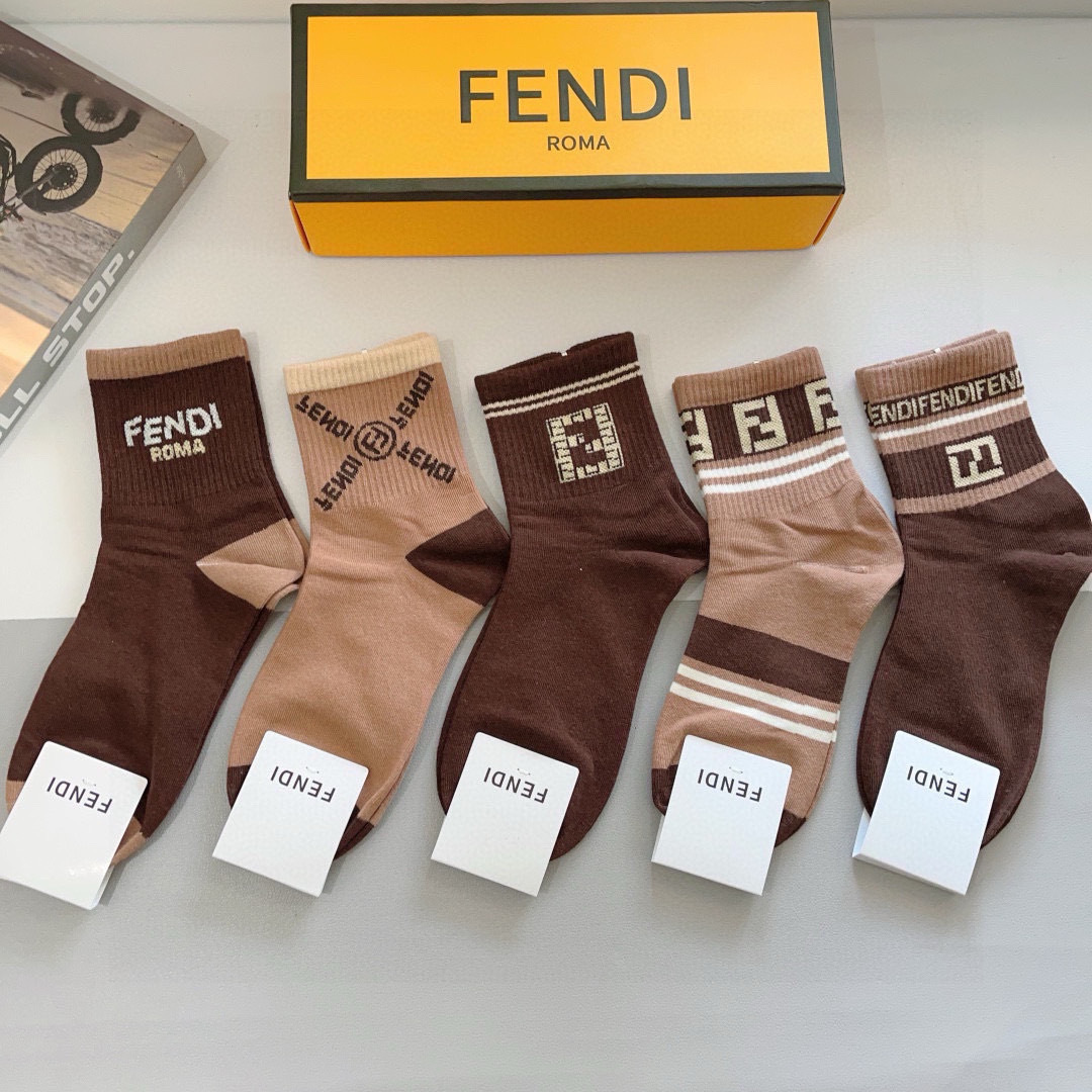 配包装（一盒5双）
FENDI  芬迪  字母双Ｆ爆款中筒袜，纯棉面料， 专柜同款 💓纯棉面料，实用好穿