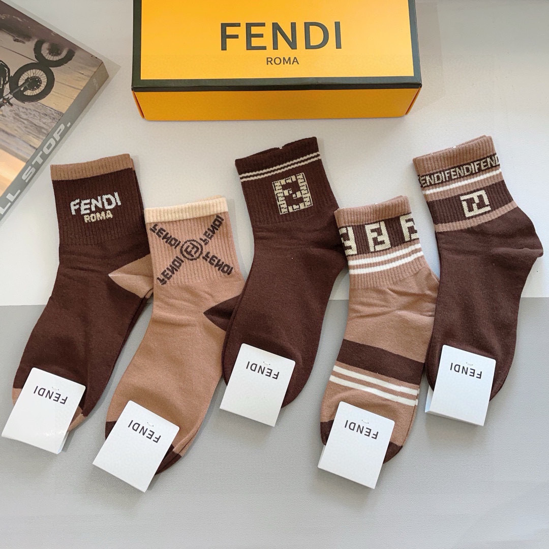 配包装（一盒5双）
FENDI  芬迪  字母双Ｆ爆款中筒袜，纯棉面料， 专柜同款 💓纯棉面料，实用好穿