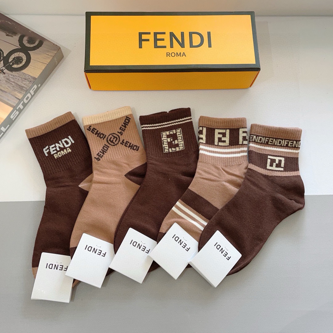配包装（一盒5双）
FENDI  芬迪  字母双Ｆ爆款中筒袜，纯棉面料， 专柜同款 💓纯棉面料，实用好穿