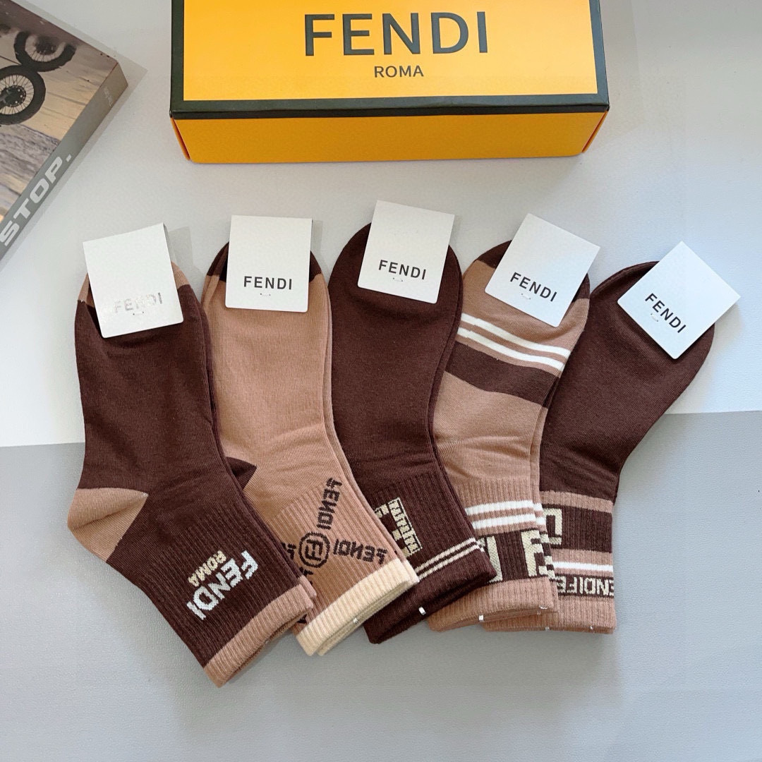 配包装（一盒5双）
FENDI  芬迪  字母双Ｆ爆款中筒袜，纯棉面料， 专柜同款 💓纯棉面料，实用好穿
