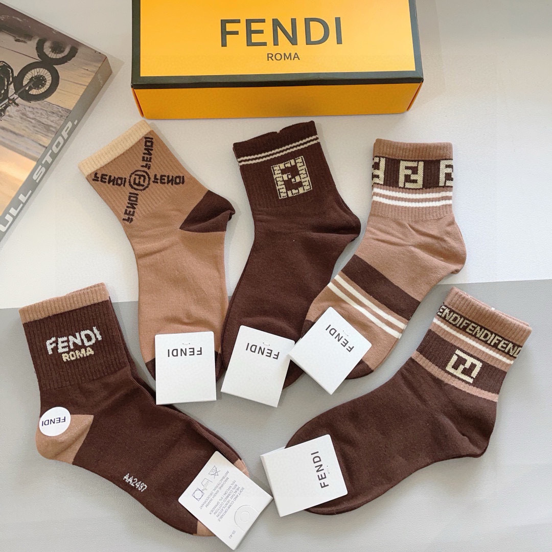 配包装（一盒5双）
FENDI  芬迪  字母双Ｆ爆款中筒袜，纯棉面料， 专柜同款 💓纯棉面料，实用好穿