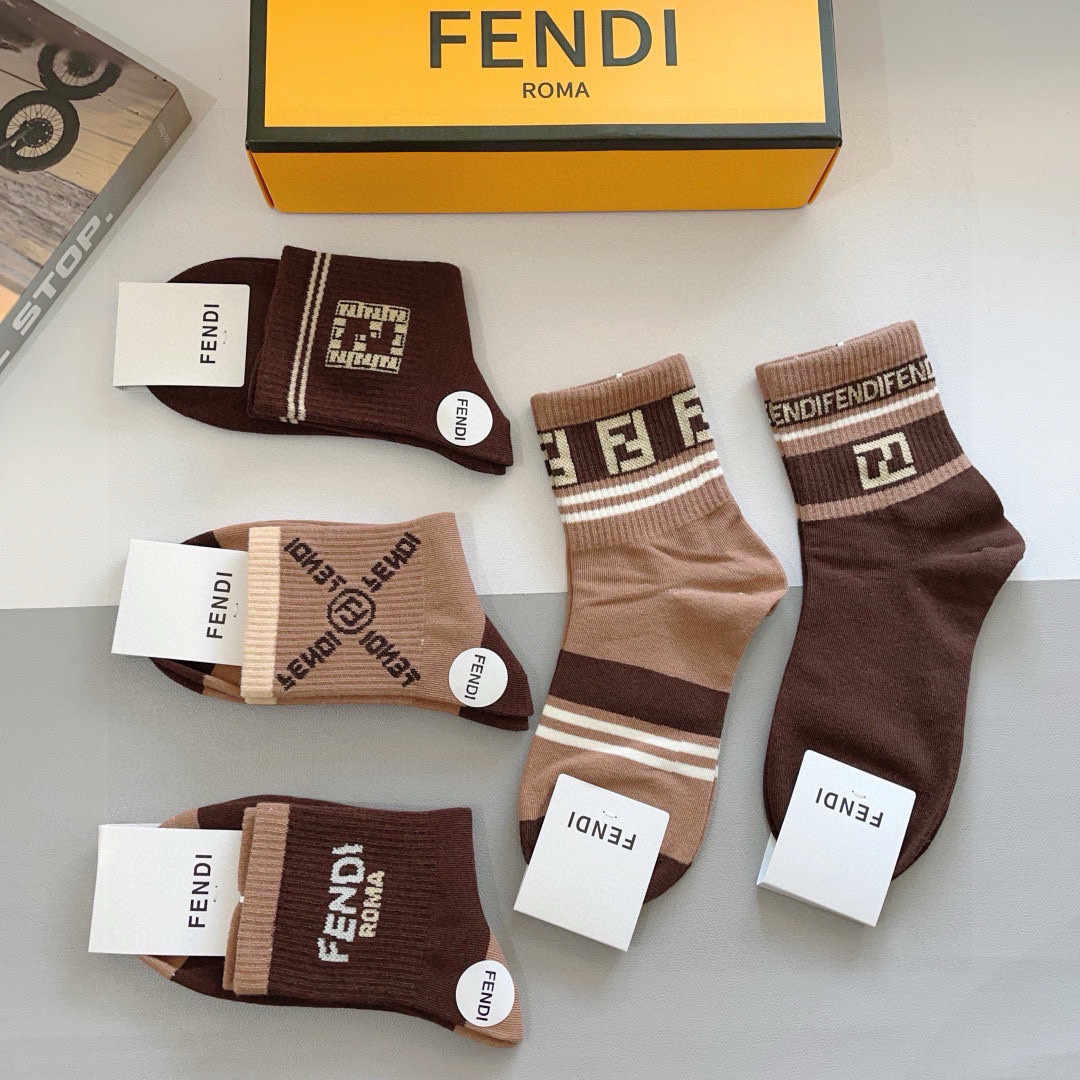 配包装（一盒5双）
FENDI  芬迪  字母双Ｆ爆款中筒袜，纯棉面料， 专柜同款 💓纯棉面料，实用好穿