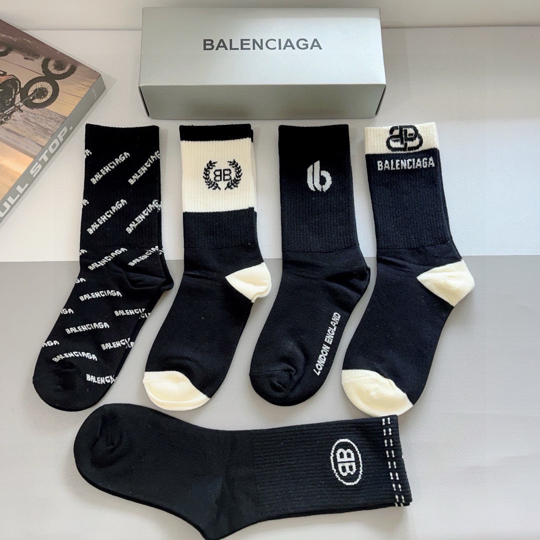 配包装【一盒5双】
BALENCIAGA 巴黎世家高版本超级柔软长筒袜子。潮人必不可少的时尚专柜代购长筒