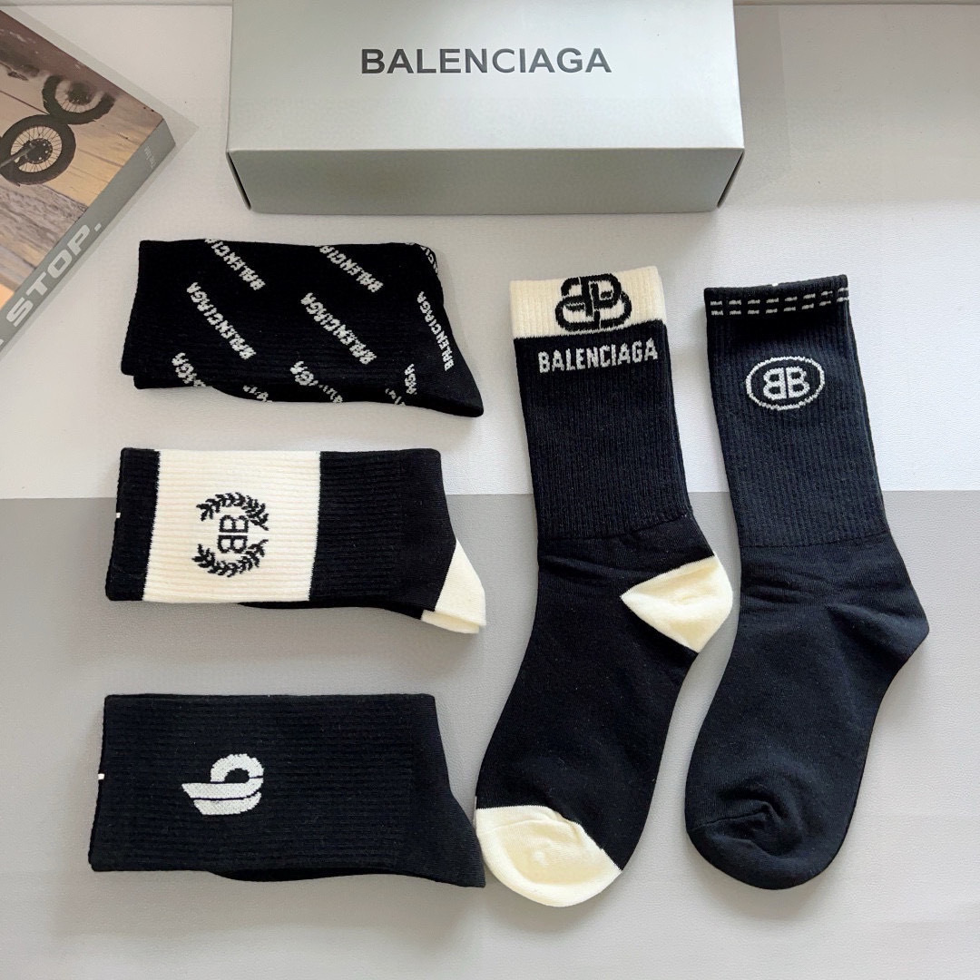 配包装【一盒5双】
BALENCIAGA 巴黎世家高版本超级柔软长筒袜子。潮人必不可少的时尚专柜代购长筒