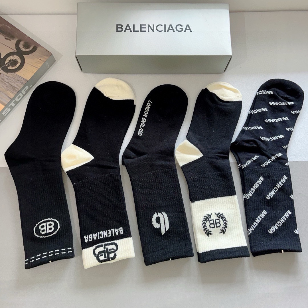 配包装【一盒5双】
BALENCIAGA 巴黎世家高版本超级柔软长筒袜子。潮人必不可少的时尚专柜代购长筒