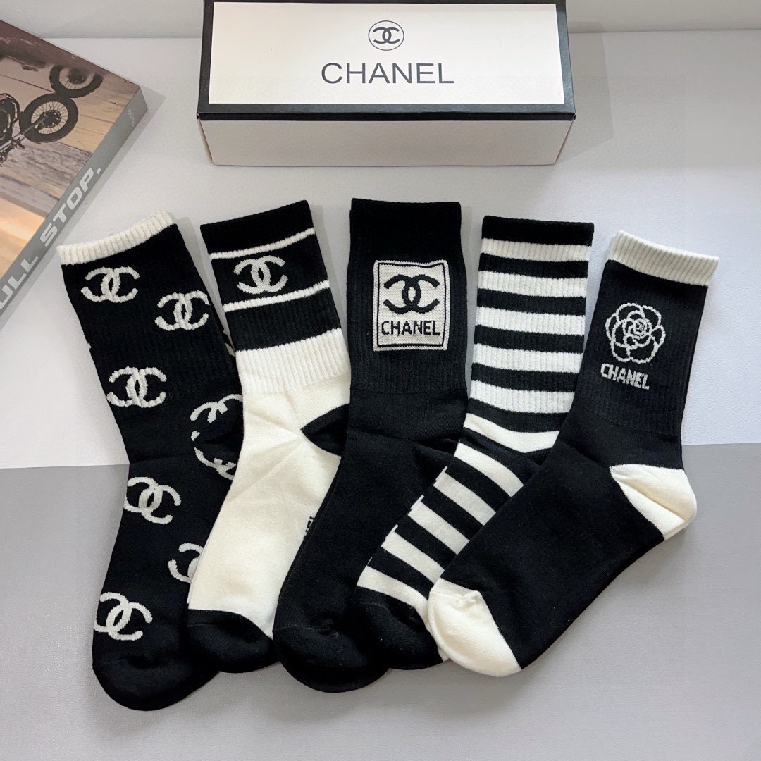 配包装【一盒5双】 
香奈儿 CHANEL专柜新款女款高端长筒袜子❗专柜同步上新，超柔软舒适，专柜爆款双