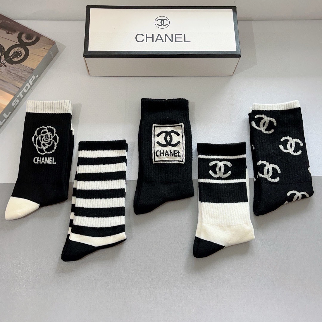 配包装【一盒5双】 
香奈儿 CHANEL专柜新款女款高端长筒袜子❗专柜同步上新，超柔软舒适，专柜爆款双
