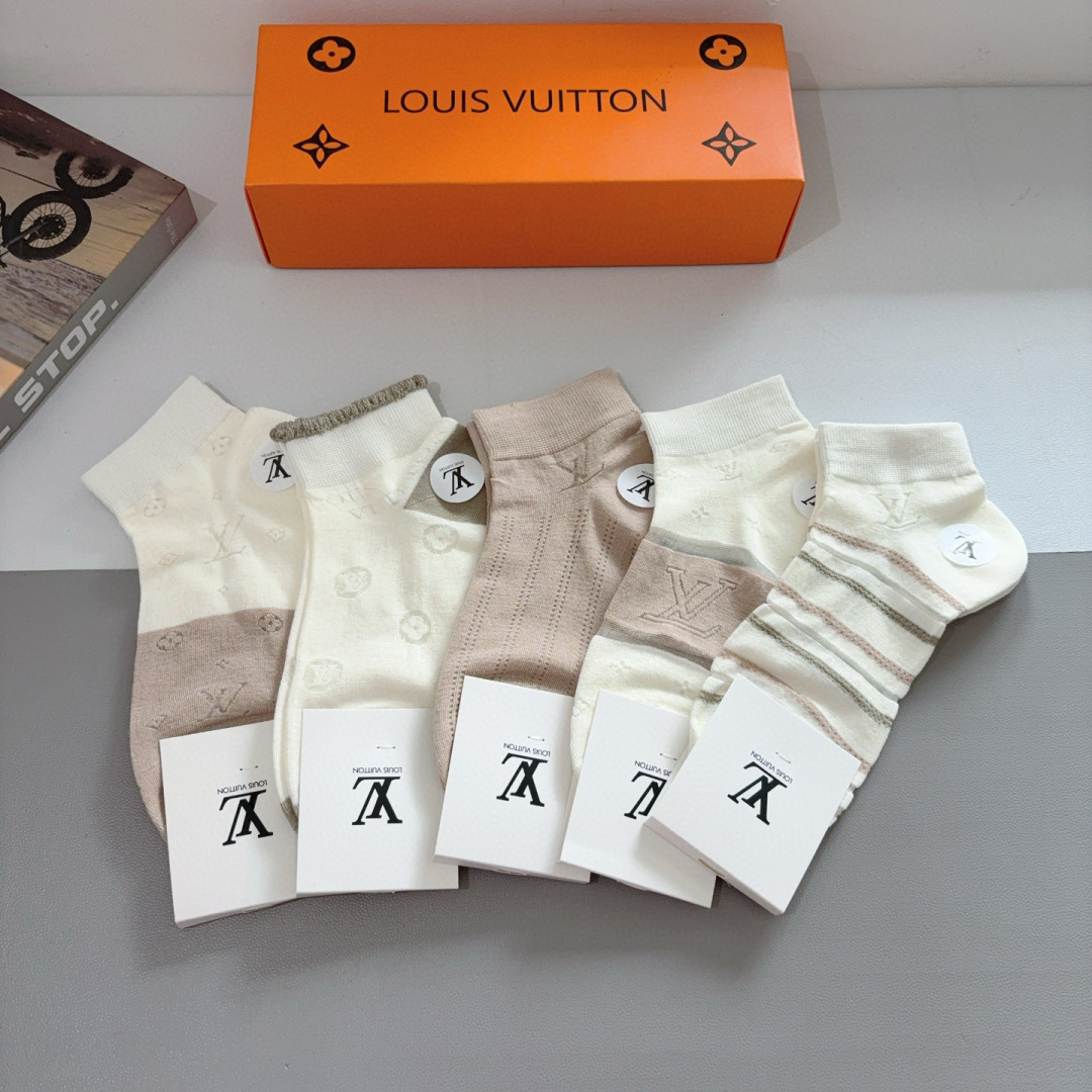 配包装（一盒5双） 
🌟 LV 路易威登 ，竹棉袜子 潮人必备爆款，经典字母logo船袜，个性时尚百搭款
