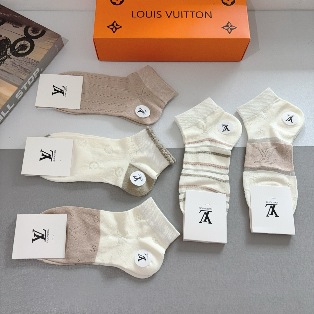 配包装（一盒5双） 
🌟 LV 路易威登 ，竹棉袜子 潮人必备爆款，经典字母logo船袜，个性时尚百搭款