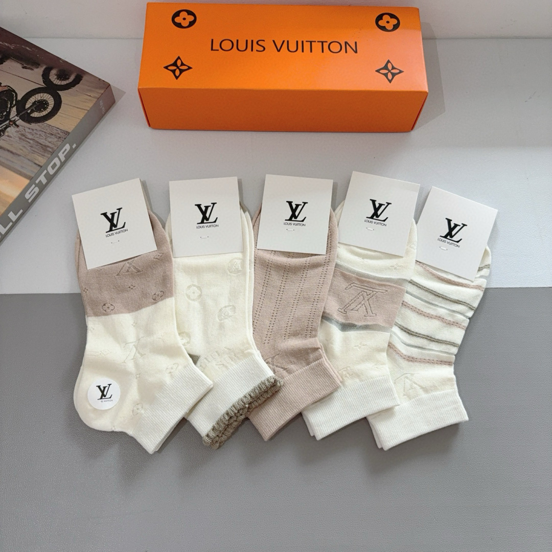 配包装（一盒5双） 
🌟 LV 路易威登 ，竹棉袜子 潮人必备爆款，经典字母logo船袜，个性时尚百搭款