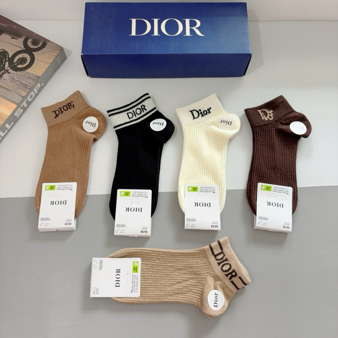配包装（一盒5双）
Dior 迪奥 新款字母罗口短款袜子！爆款字母专柜同步船袜，💛大牌出街，潮人必备。超