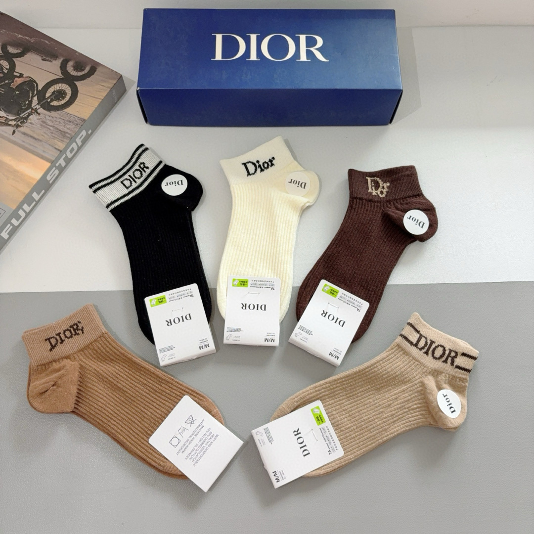 配包装（一盒5双）
Dior 迪奥 新款字母罗口短款袜子！爆款字母专柜同步船袜，💛大牌出街，潮人必备。超