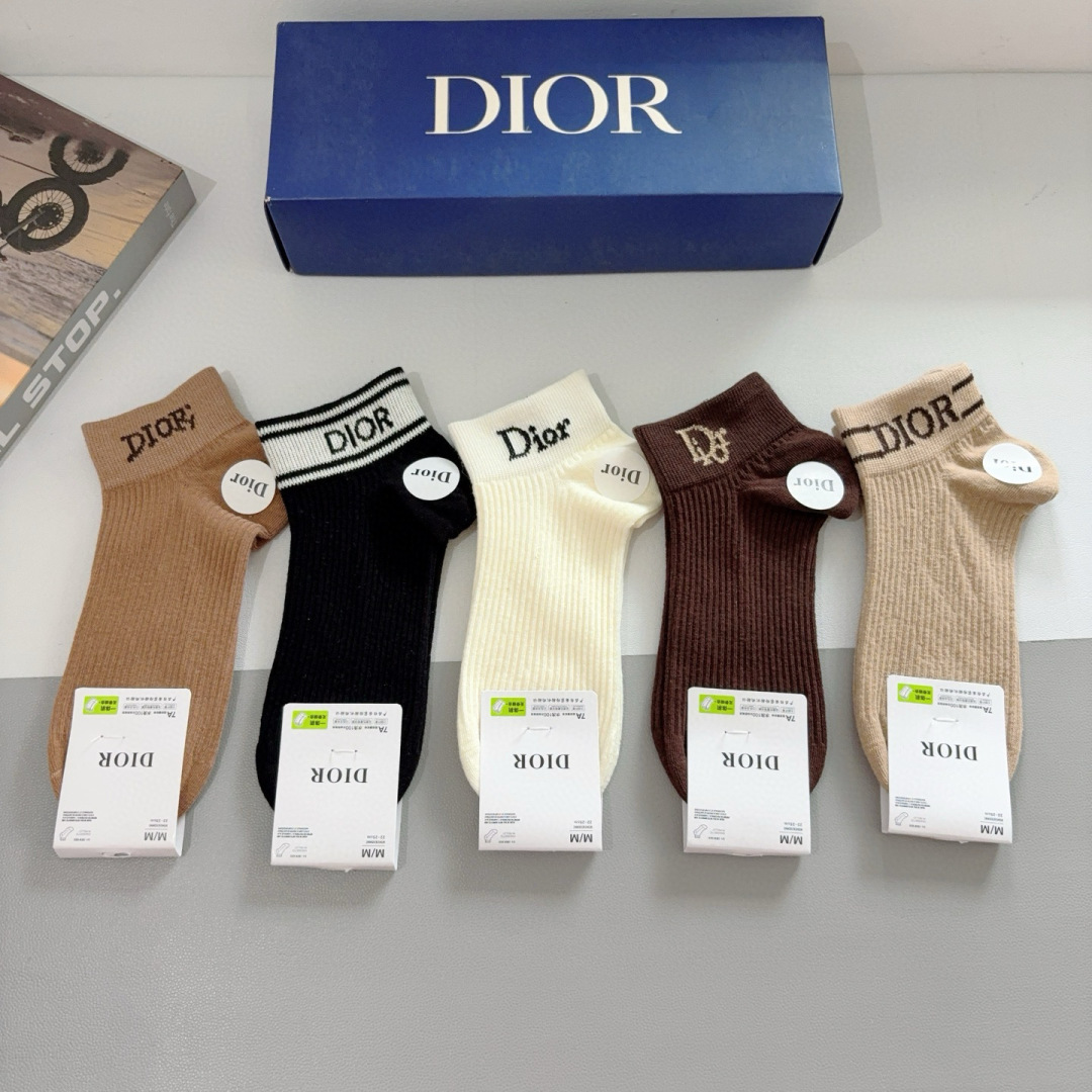 配包装（一盒5双）
Dior 迪奥 新款字母罗口短款袜子！爆款字母专柜同步船袜，💛大牌出街，潮人必备。超