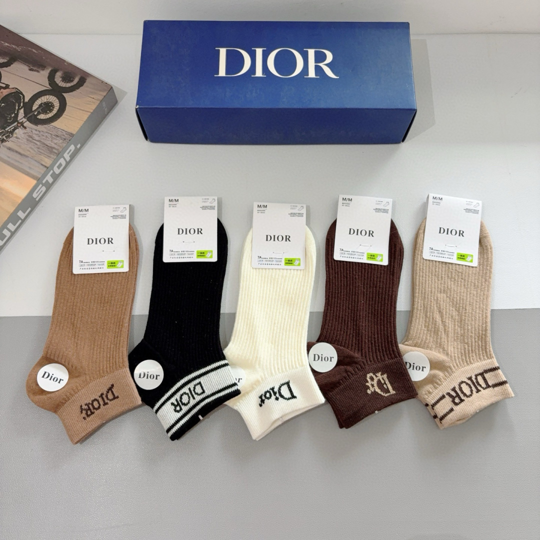 配包装（一盒5双）
Dior 迪奥 新款字母罗口短款袜子！爆款字母专柜同步船袜，💛大牌出街，潮人必备。超