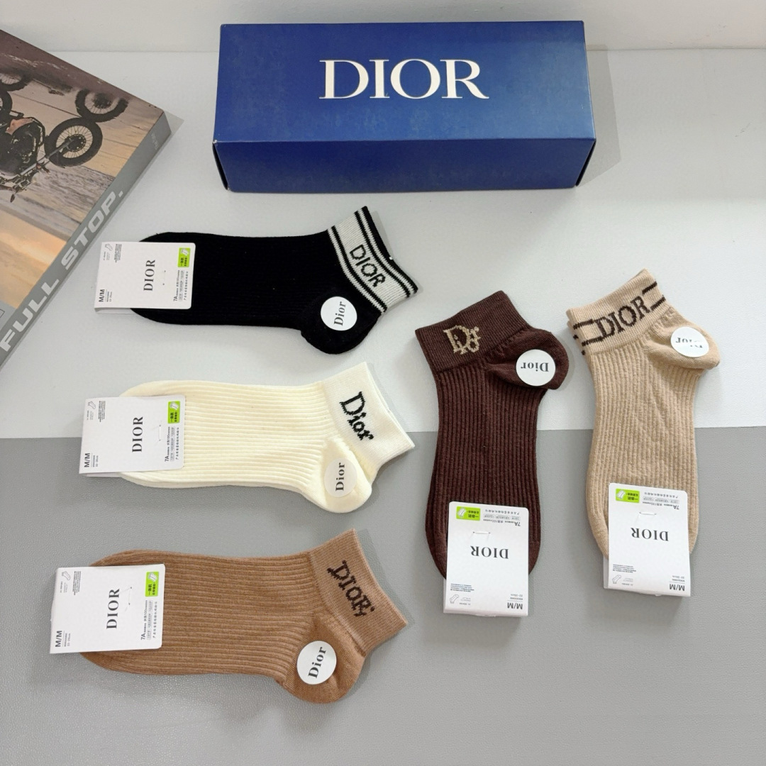 配包装（一盒5双）
Dior 迪奥 新款字母罗口短款袜子！爆款字母专柜同步船袜，💛大牌出街，潮人必备。超