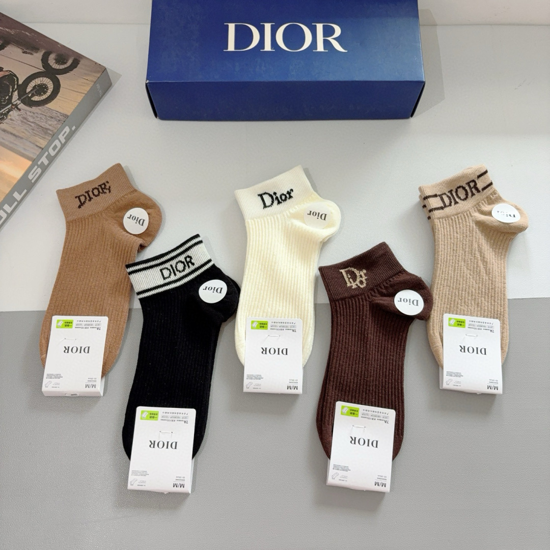 配包装（一盒5双）
Dior 迪奥 新款字母罗口短款袜子！爆款字母专柜同步船袜，💛大牌出街，潮人必备。超