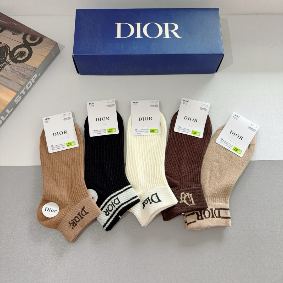 配包装（一盒5双）
Dior 迪奥 新款字母罗口短款袜子！爆款字母专柜同步船袜，💛大牌出街，潮人必备。超