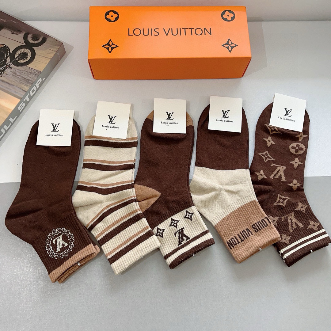 配包装（一盒5双）
 🌟 LV 路易威登袜子 超火爆小单品，经典字母logo中筒袜，个性时尚百搭款，你值