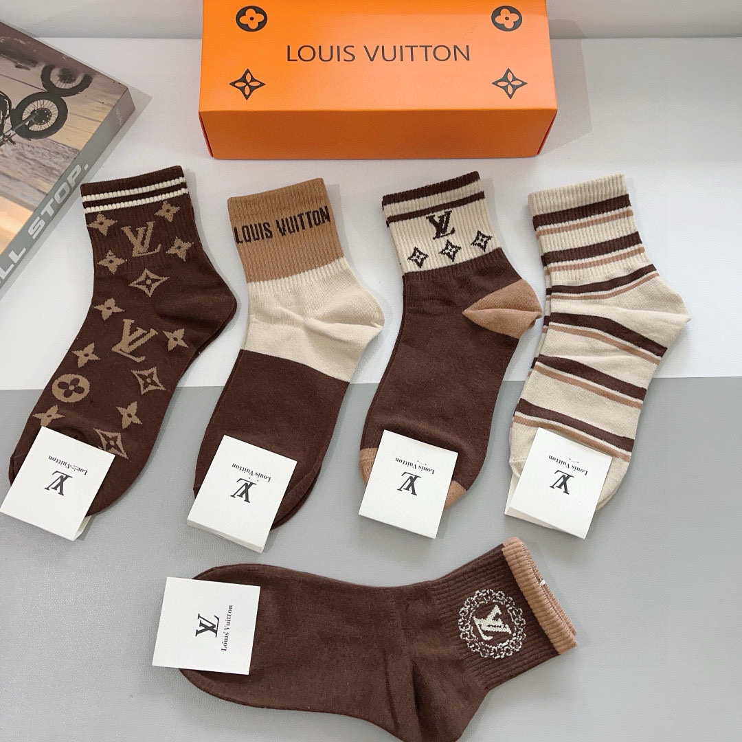 配包装（一盒5双）
 🌟 LV 路易威登袜子 超火爆小单品，经典字母logo中筒袜，个性时尚百搭款，你值