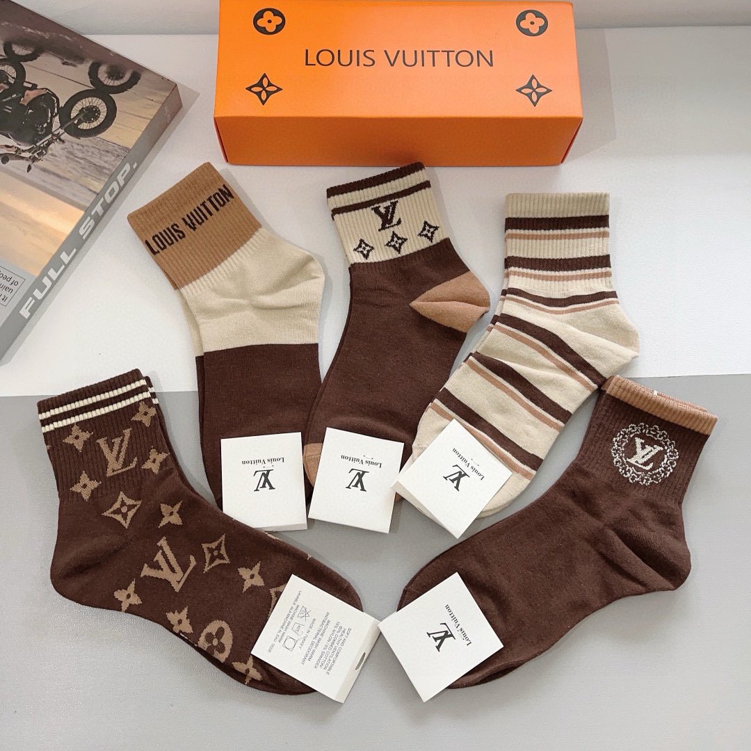 配包装（一盒5双）
 🌟 LV 路易威登袜子 超火爆小单品，经典字母logo中筒袜，个性时尚百搭款，你值