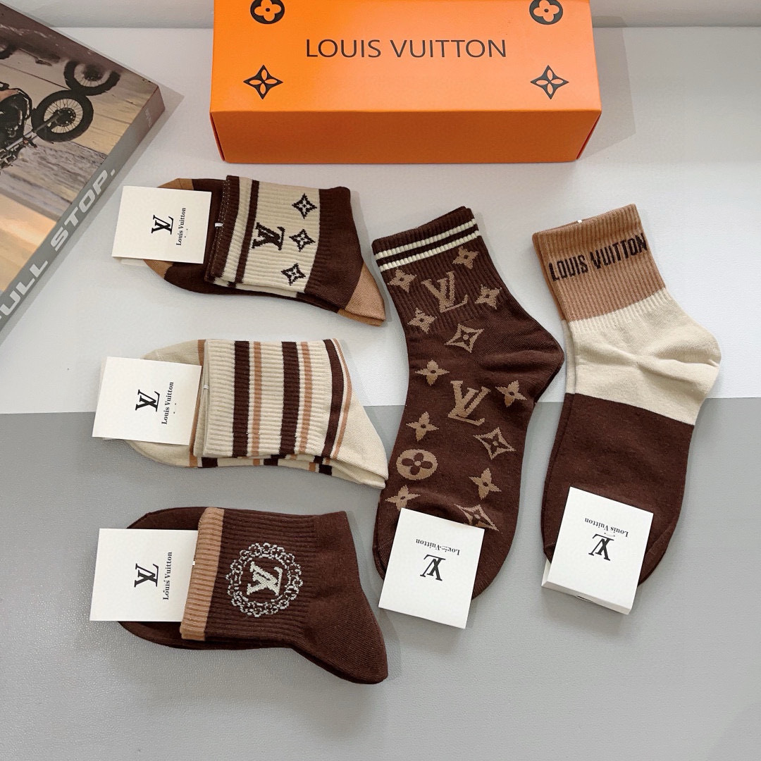 配包装（一盒5双）
 🌟 LV 路易威登袜子 超火爆小单品，经典字母logo中筒袜，个性时尚百搭款，你值