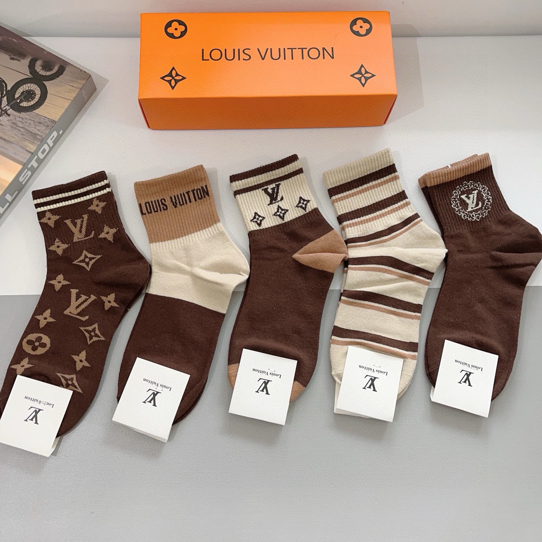 配包装（一盒5双）
 🌟 LV 路易威登袜子 超火爆小单品，经典字母logo中筒袜，个性时尚百搭款，你值