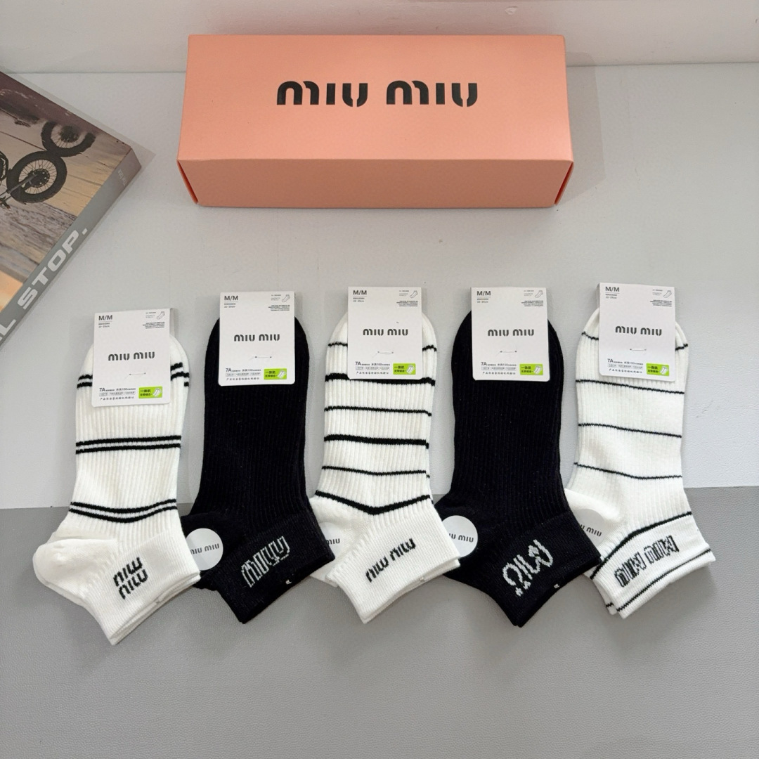 配包装【一盒5双】
miumiu · 缪缪 新款网红袜子❗️短筒船袜。纯棉材质，轻薄柔软透气，四季通用，