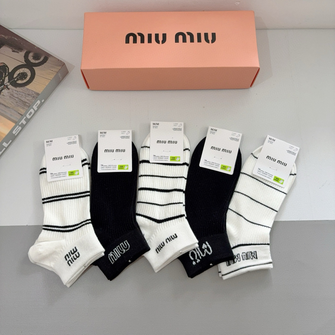 配包装【一盒5双】
miumiu · 缪缪 新款网红袜子❗️短筒船袜。纯棉材质，轻薄柔软透气，四季通用，